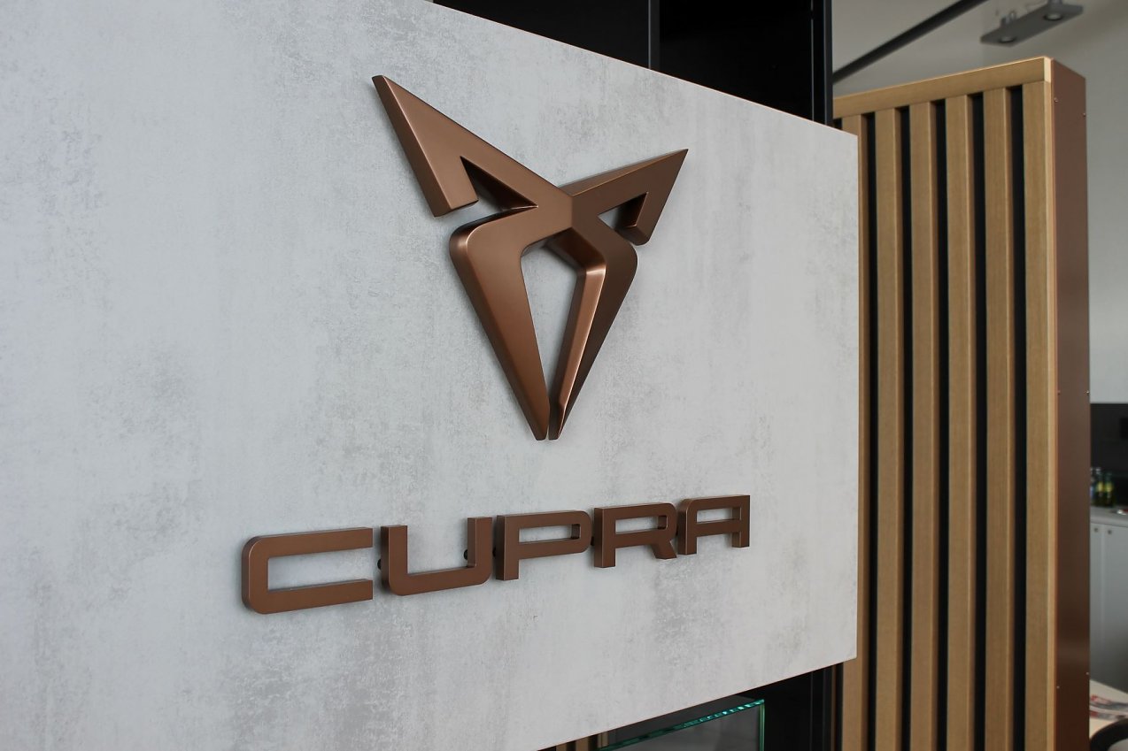 3D-CUPRA Logo an der Wand (Foto: Ratio Mobil)