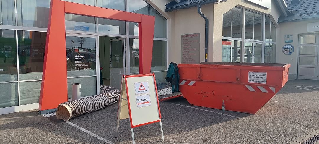 Baustellenschild und Container vor dem Eingang des Autohauses (Foto: Ratio Mobil)