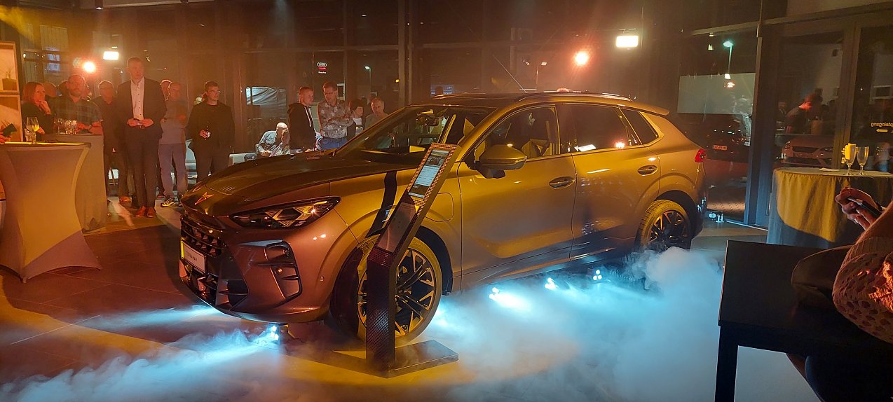 CUPRA Terramar in der Ausstellungshalle zur CUPRA TRIBE Night mit Nebel und Lichteffekten (Foto: Ratio Mobil)