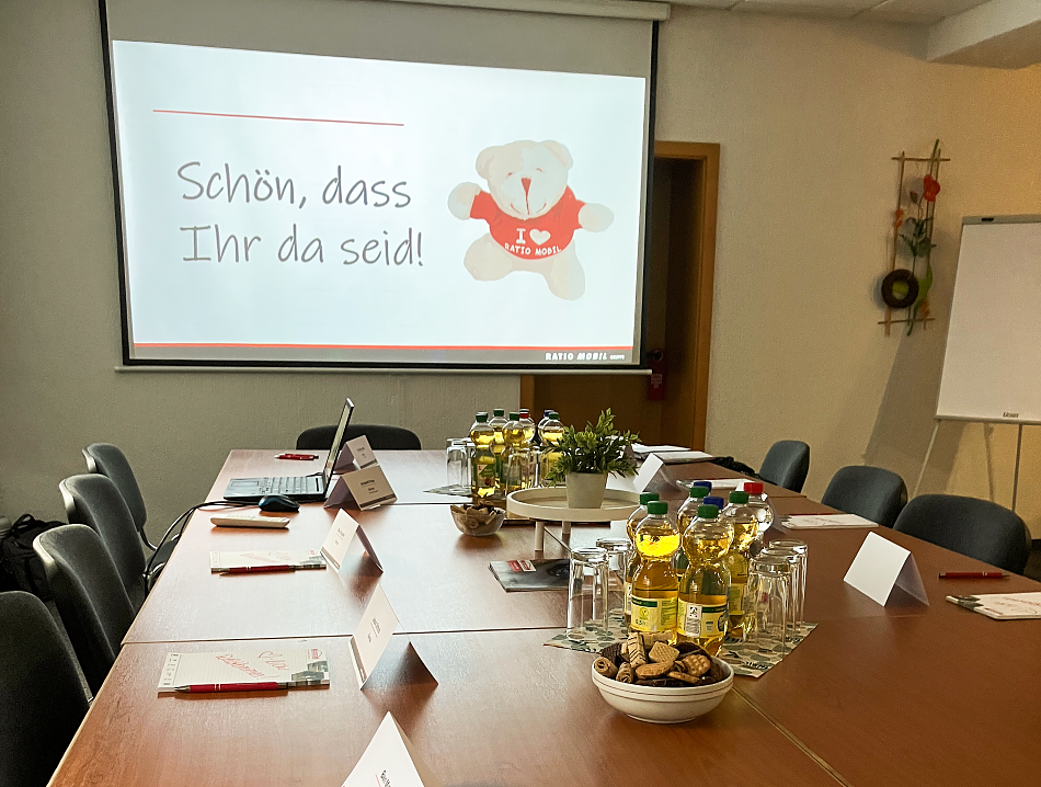 Besprechungsraum f&uuml;r den Azubitag mit laufender Pr&auml;sentation (Foto: Ratio Mobil)