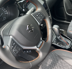 Orangefarbene Ziern&auml;hte am Lenkrad und Schalthebel im Vitara X-ITE Sodnermodell
