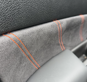 Orangefarbene Ziern&auml;hte an der T&uuml;r im Vitara X-ITE Sodnermodell