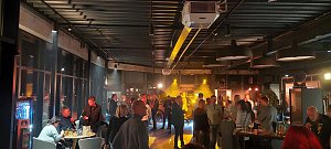 CUPRA TRIBE NIGHT - Ambiente mit G&auml;sten und Licht