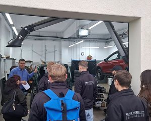 F&uuml;hrung durch das Autohaus in Gornau durch Filialleiter Erik Reuchsel