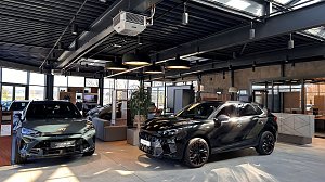 Ausstellungsfl&auml;che im Autohaus im Weitwinkel mit Sitzecke und Serviceannahme