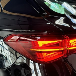 Beleuchtete Modellbezeichnung (Foto: Ratio Mobil)