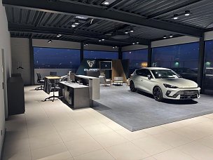 Innenansicht_Autohaus_CUPRA Plattform mit Fahrzeug (Foto: Ratio Mobil)