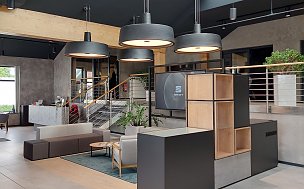 Innenbereich des Autohauses mit Sitzecke f&uuml;r Kunden