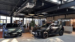 Ausstellungsfl&auml;che im Autohaus im Weitwinkel mit Sitzecke und Serviceannahme