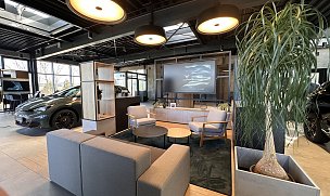 Sitzecke mit Sofa, Sessel und TV f&uuml;r Wartekunden