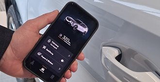 Eine Hand h&auml;lt ein Smartphone vor einem Auto. Auf dem Smartphone sind Inhalte der Connect App abgebildet, zum Beispiel aktuelle Tankf&uuml;llung.(Ratio Mobil)