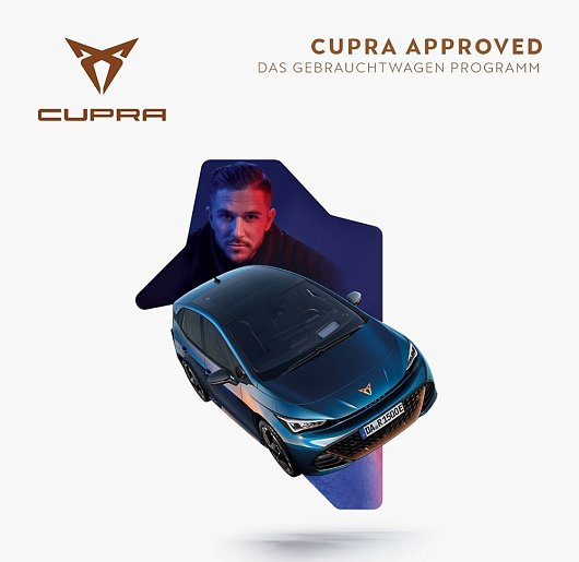 Ein Plakat mit dem CUPRA Logo, Foto des Markenbotschafters Daniel Abt und ein freigestelltes, schwebendes CUPRA Modell in der Mitte. Oben rechts der Schriftzug "CUPRA Approved - Das Gebrauchtwagen-Programm"  (CUPRA)