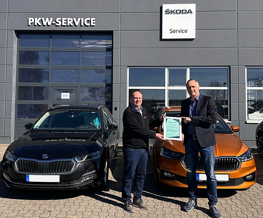 Filialleiter und Skoda Au&szlig;endienst bei der &Uuml;bergabe der Urkunde vor dem Autohaus (Ratio Mobil)
