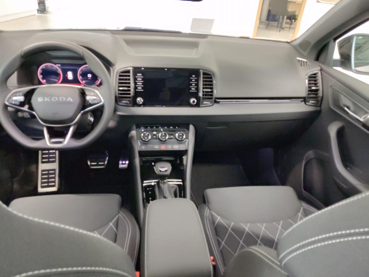 Skoda KAROQ SPORTLINE 1.5 TSI DSG, CO2-Klasse: E, MATRIX-LED SCHIEBED. Bildbeschreibung: Skoda KAROQ SPORTLINE 1.5 TSI DSG, CO2-Klasse: E, MATRIX-LED SCHIEBED.