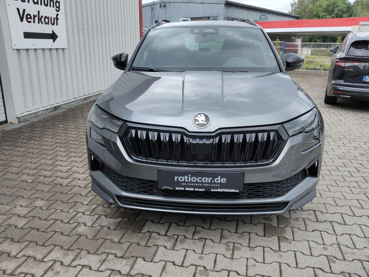 Skoda KAROQ SPORTLINE 1.5 TSI DSG, CO2-Klasse: E, MATRIX-LED SCHIEBED. Bildbeschreibung: Skoda KAROQ SPORTLINE 1.5 TSI DSG, CO2-Klasse: E, MATRIX-LED SCHIEBED.