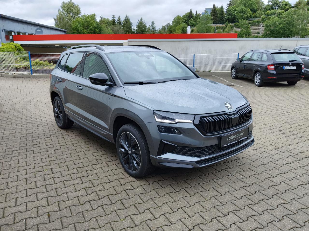 Skoda KAROQ SPORTLINE 1.5 TSI DSG, CO2-Klasse: E, PANOR.-D. MATRIX-LED Bildbeschreibung: Skoda KAROQ SPORTLINE 1.5 TSI DSG, CO2-Klasse: E, PANOR.-D. MATRIX-LED