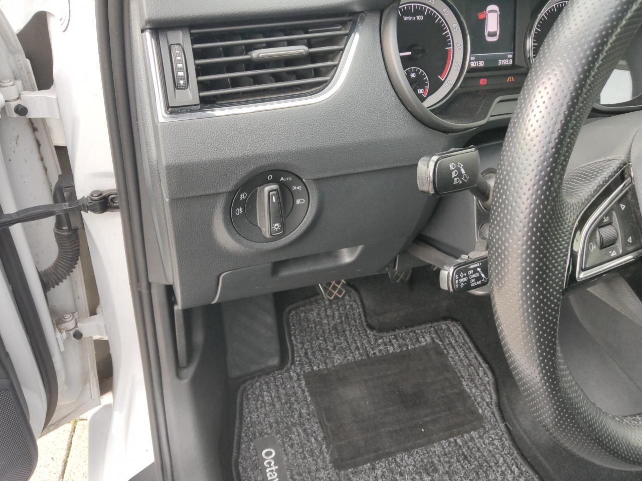 Skoda OCTAVIA COMBI STYLE 4X4 2.0 TDI LED AHZV KAMERA Bildbeschreibung: Skoda OCTAVIA COMBI STYLE 4X4 2.0 TDI LED AHZV KAMERA