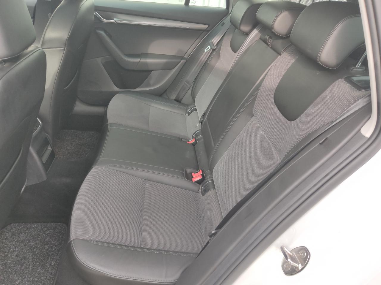 Skoda OCTAVIA COMBI STYLE 4X4 2.0 TDI LED AHZV KAMERA Bildbeschreibung: Skoda OCTAVIA COMBI STYLE 4X4 2.0 TDI LED AHZV KAMERA