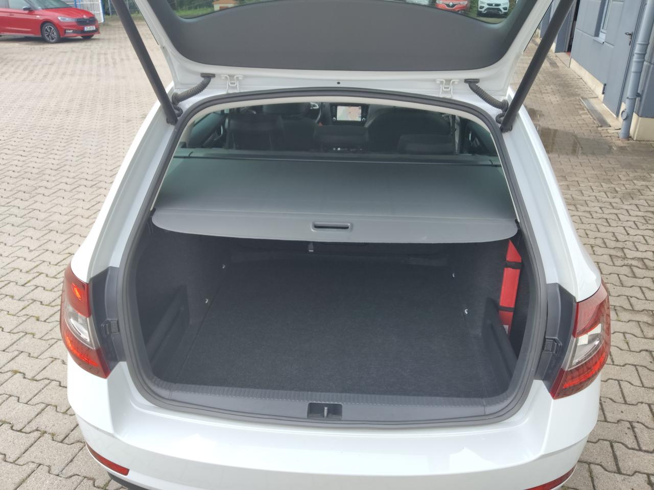 Skoda OCTAVIA COMBI STYLE 4X4 2.0 TDI LED AHZV KAMERA Bildbeschreibung: Skoda OCTAVIA COMBI STYLE 4X4 2.0 TDI LED AHZV KAMERA