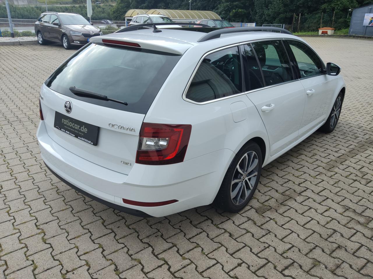 Skoda OCTAVIA COMBI STYLE 4X4 2.0 TDI LED AHZV KAMERA Bildbeschreibung: Skoda OCTAVIA COMBI STYLE 4X4 2.0 TDI LED AHZV KAMERA