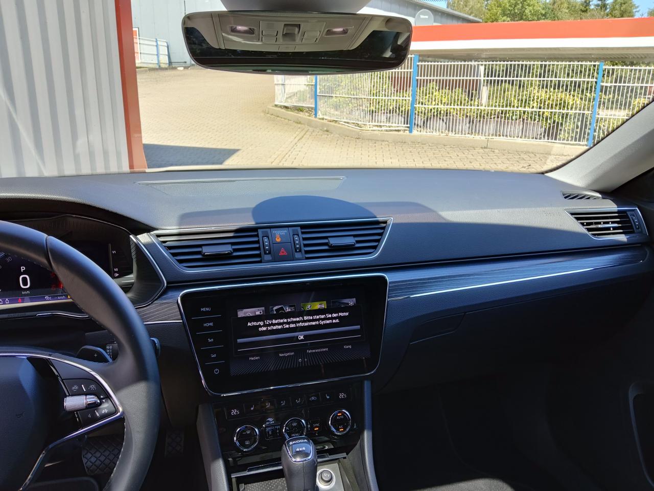 Skoda SUPERB COMBI STYLE 2.0 TDI DSG 4X4 PANORAMADACH Bildbeschreibung: Skoda SUPERB COMBI STYLE 2.0 TDI DSG 4X4 PANORAMADACH