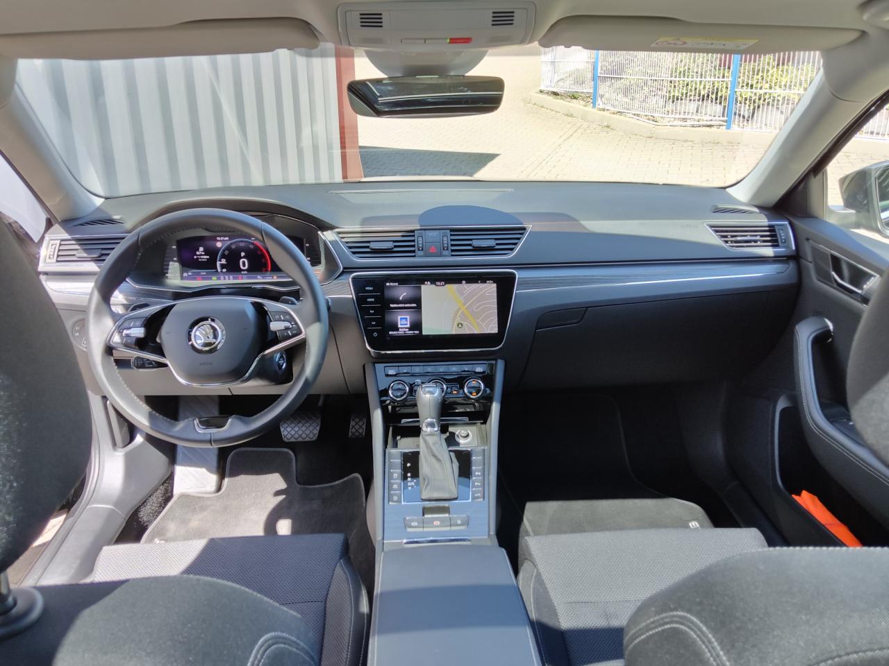 Skoda SUPERB COMBI STYLE 2.0 TDI DSG 4X4 PANORAMADACH Bildbeschreibung: Skoda SUPERB COMBI STYLE 2.0 TDI DSG 4X4 PANORAMADACH