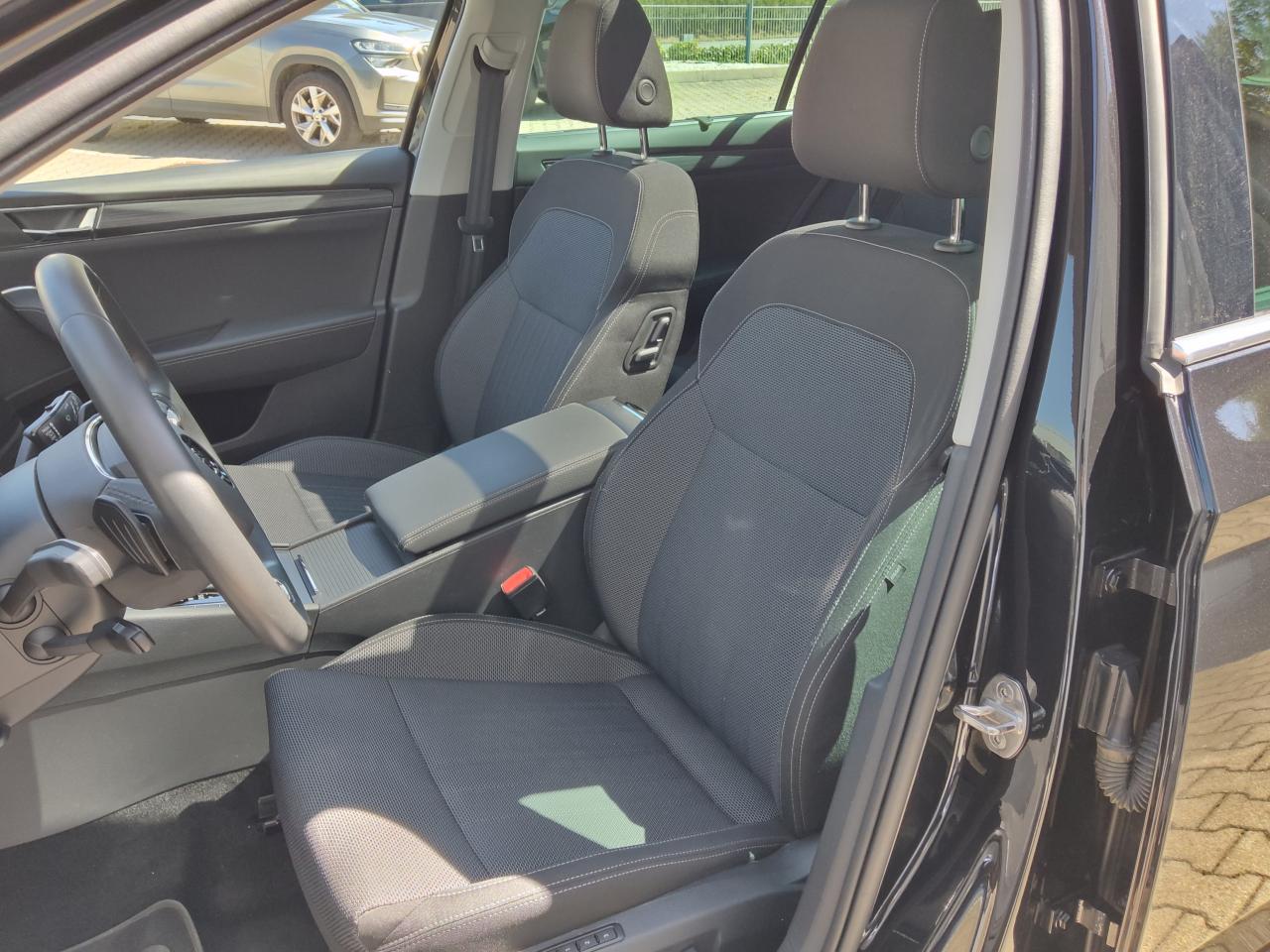 Skoda SUPERB COMBI STYLE 2.0 TDI DSG 4X4 PANORAMADACH Bildbeschreibung: Skoda SUPERB COMBI STYLE 2.0 TDI DSG 4X4 PANORAMADACH