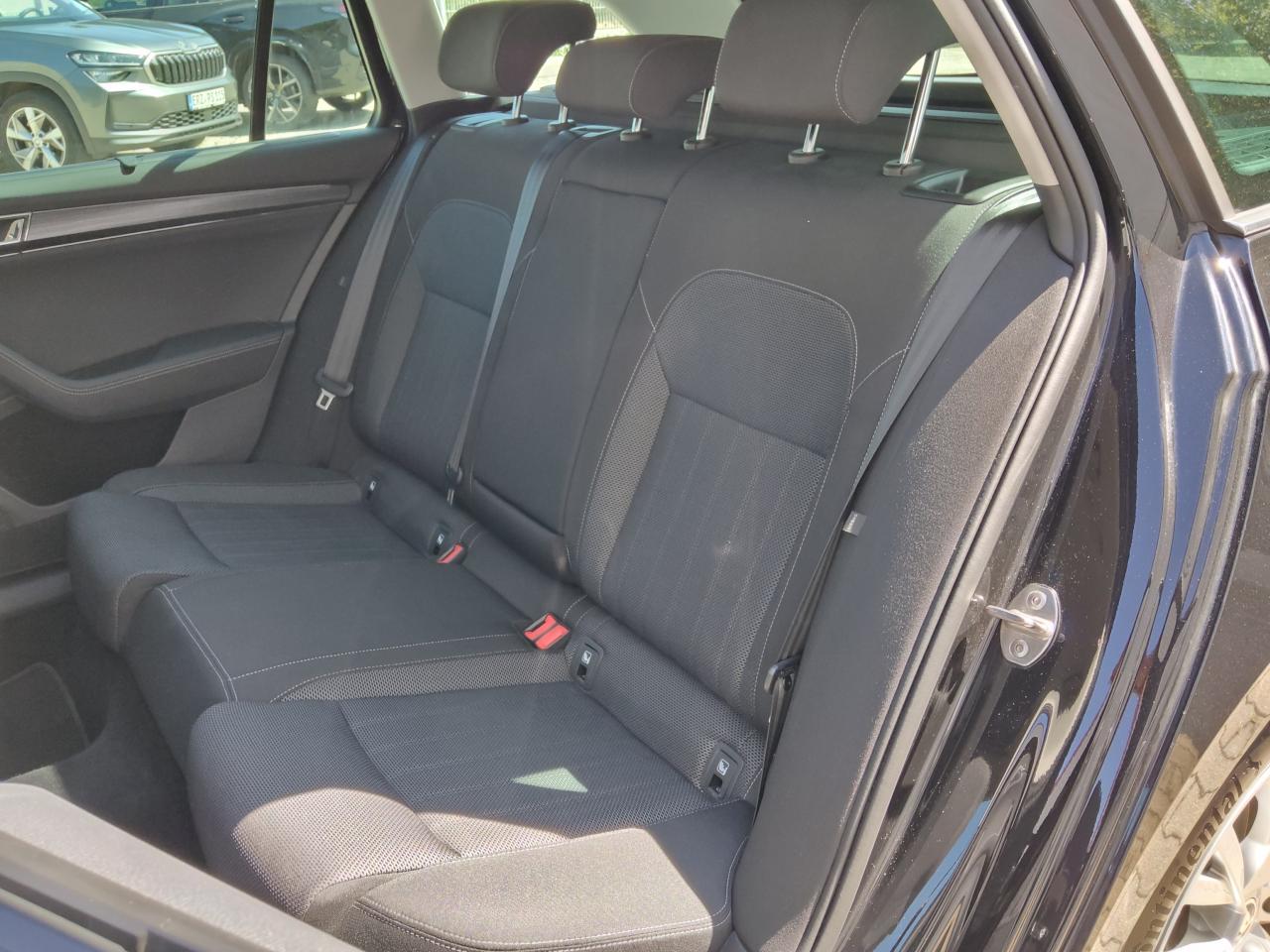 Skoda SUPERB COMBI STYLE 2.0 TDI DSG 4X4 PANORAMADACH Bildbeschreibung: Skoda SUPERB COMBI STYLE 2.0 TDI DSG 4X4 PANORAMADACH