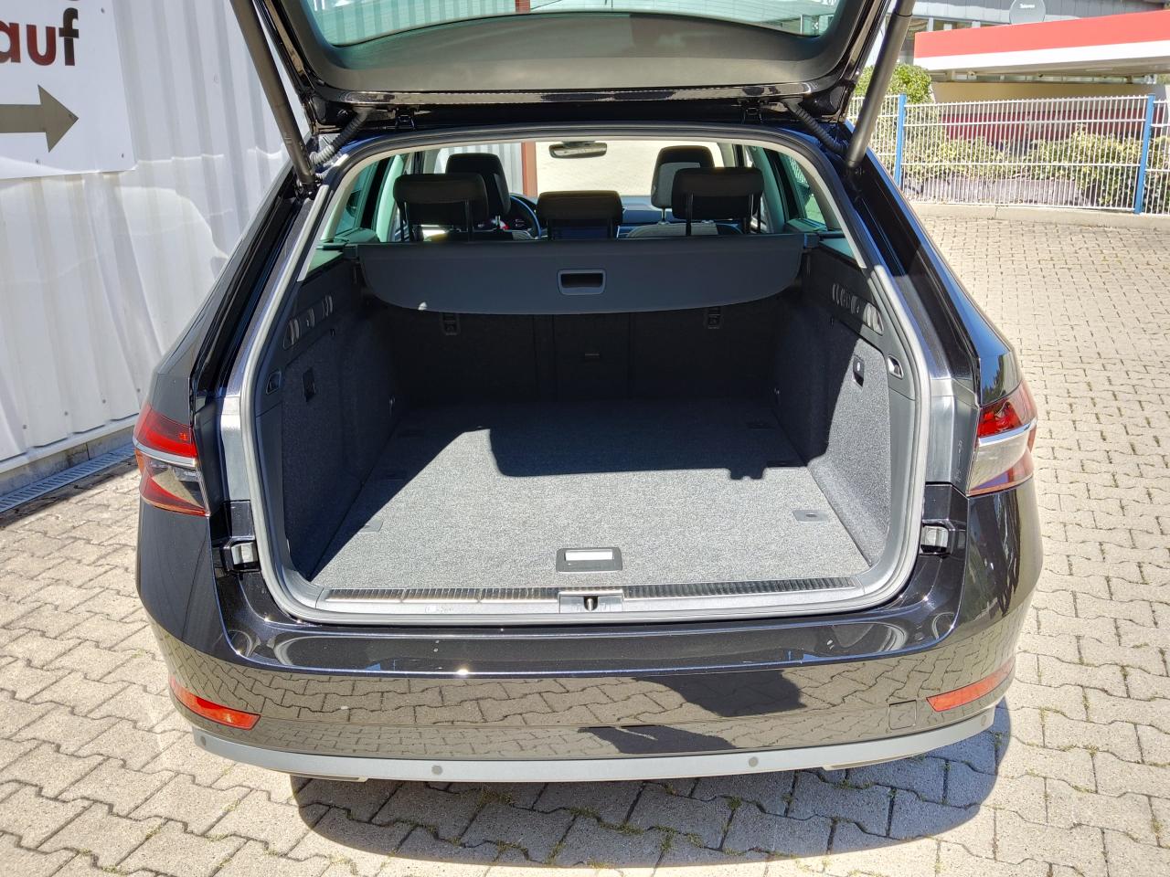 Skoda SUPERB COMBI STYLE 2.0 TDI DSG 4X4 PANORAMADACH Bildbeschreibung: Skoda SUPERB COMBI STYLE 2.0 TDI DSG 4X4 PANORAMADACH